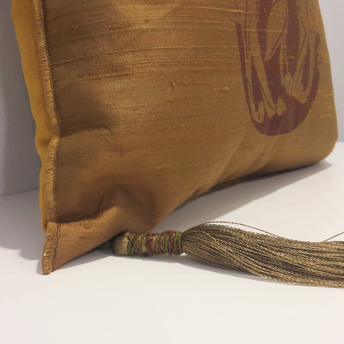 Silk cushion with alabastron print / Gold