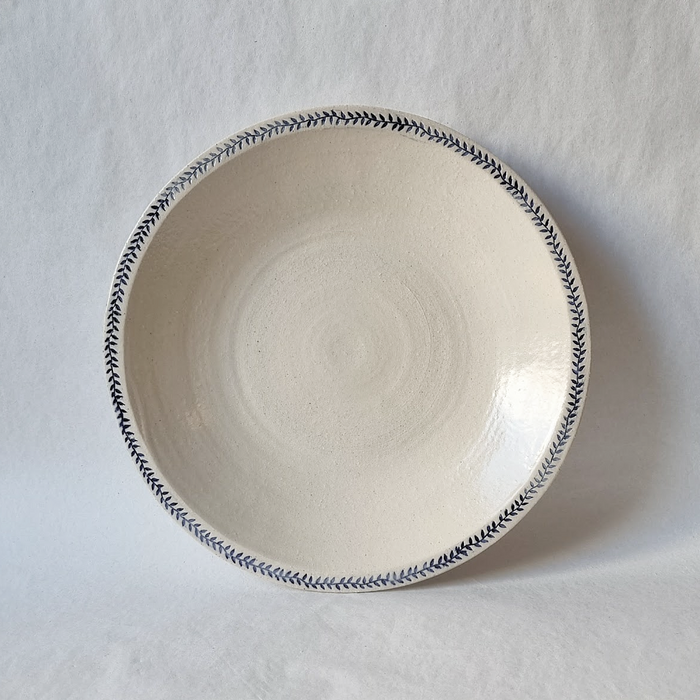 Ceramic plate with leaves