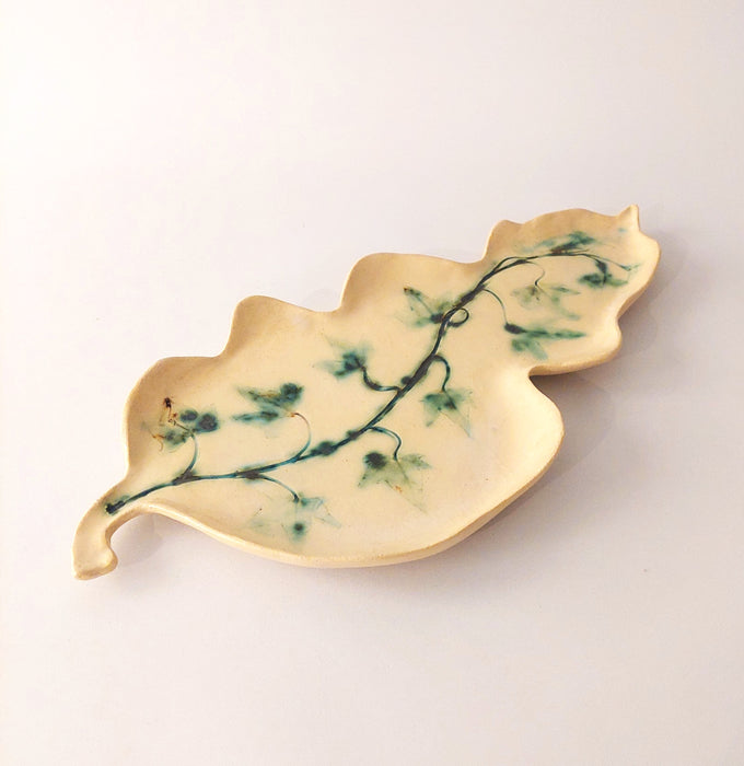 Leaf-shaped platter * Medium