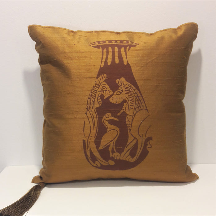 Silk cushion with alabastron print / Gold