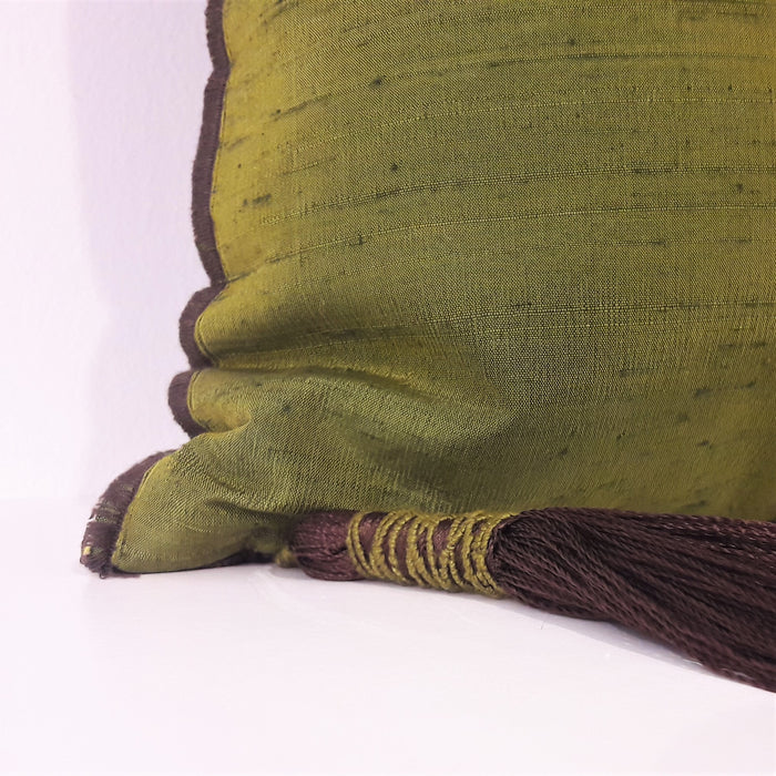 Silk cushion with alabastron print / Olive Green
