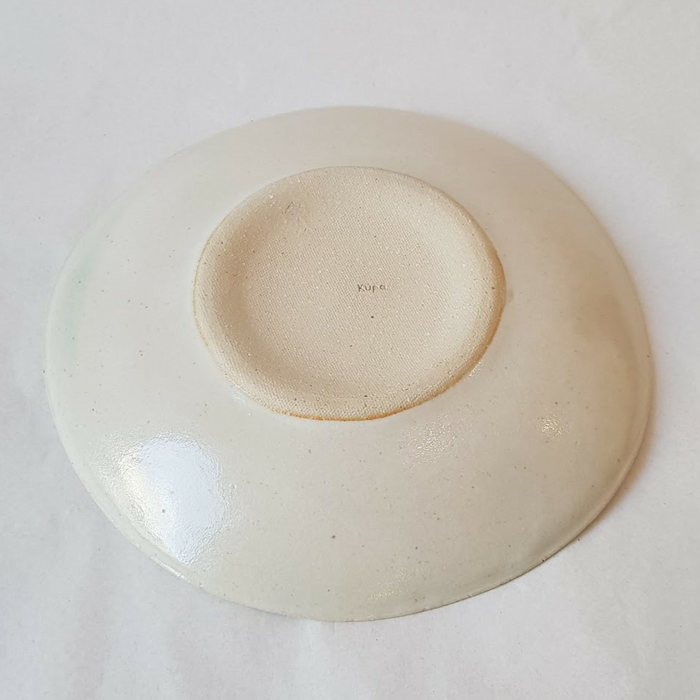 Ceramic plate with leaves