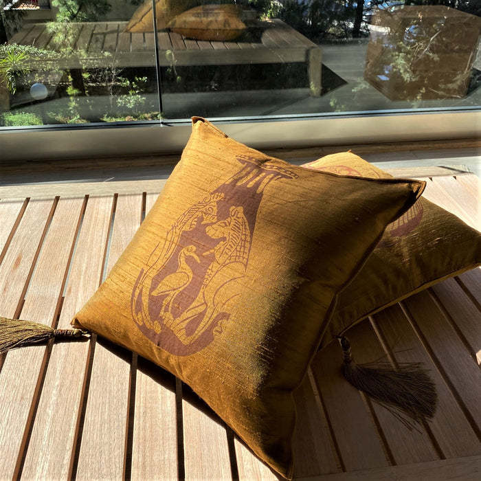 Silk cushion with alabastron print / Gold